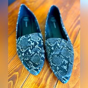 Women’s Snakeskin Flats: Size 10W
